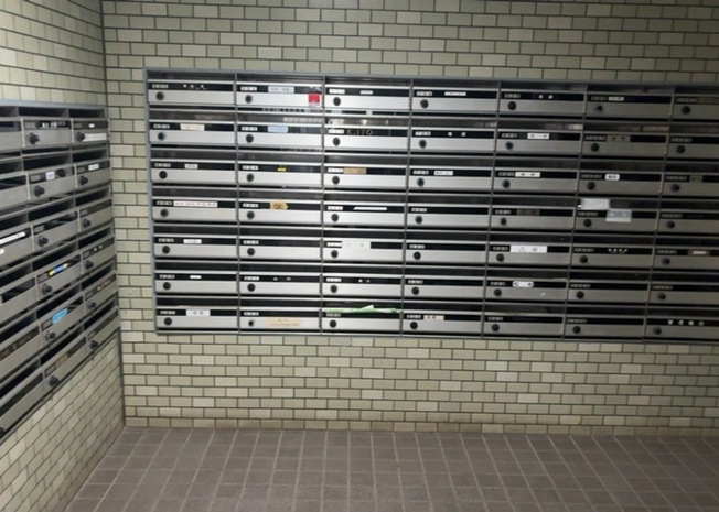 【設備】 | サンヴェール橋本ツインタワー　ステージ２ | エントランス付近に設置されている集合ポストは、住んでいる部屋と離れているため、ポストをあさるなど誰かに何かされていても被害に気づきにくいです。入居する時には他人に特定されにくい番号で鍵をかけましょう！