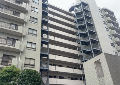 【外観】 | サンヴェール橋本ツインタワー　ステージ２ | ＲＣ造、Reinforced Concreteは直訳すると補強されたコンクリートです。主に柱や梁・床・壁が鉄筋とコンクリートで構成おり、鉄筋を組んだ型枠にコンクリートを流し込んで固めたものを指します。