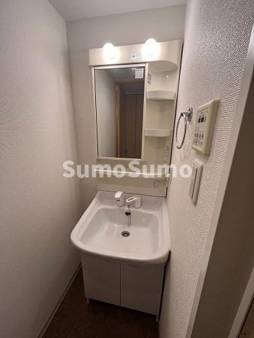 ジュネーゼグラン上本町の洗面所|明るい洗面所です