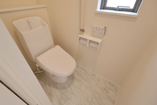 《仲介手数料無料》西区三橋６丁目1649新築一戸建てハートフルタウンのトイレ|撮影日 2025年11月18日 14:30 晴れ