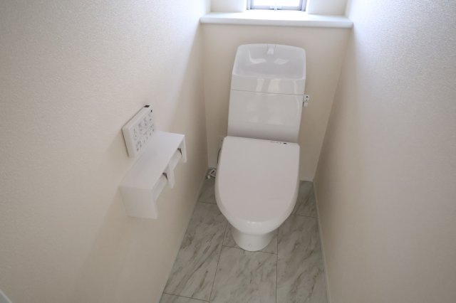 《仲介手数料無料》西区三橋６丁目1649新築一戸建てハートフルタウンのトイレ|撮影日 2025年11月18日 14:30 晴れ