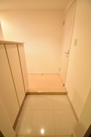 クロスレジデンス大阪新町の玄関