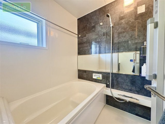 【浴室】 | 小学校６分　オール電化　太陽光発電　宅配ボックス　1号棟　東初富 | ゆったりくつろげる1坪タイプの浴室で、贅沢なバスタイムを♪