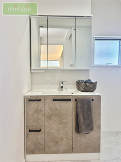 【独立洗面台】 | 小学校６分　オール電化　太陽光発電　宅配ボックス　1号棟　東初富 | 収納たっぷり＆機能的！3面鏡の化粧台でスッキリとした洗面空間を実現♪