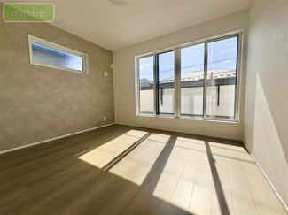 【洋室】 | 小学校６分　オール電化　太陽光発電　宅配ボックス　1号棟　東初富