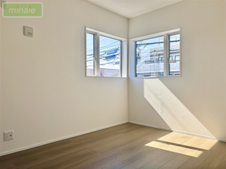 【洋室】 | 小学校６分　オール電化　太陽光発電　宅配ボックス　1号棟　東初富