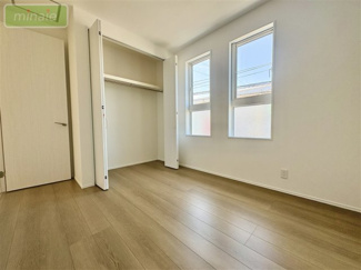 【洋室】 | 小学校６分　オール電化　太陽光発電　宅配ボックス　1号棟　東初富