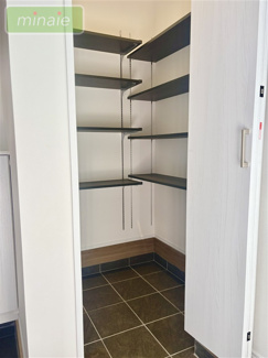 【収納】 | 小学校６分　オール電化　太陽光発電　宅配ボックス　1号棟　東初富