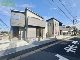 【外観】 | 小学校６分　オール電化　太陽光発電　宅配ボックス　1号棟　東初富 | 販売現地
スタイリッシュな外観でゆったりした空間が魅力的です♪