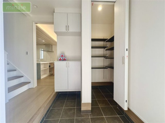 【玄関】 | 小学校６分　オール電化　太陽光発電　宅配ボックス　1号棟　東初富