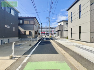 【前面道路含む現地写真】 | 小学校６分　オール電化　太陽光発電　宅配ボックス　1号棟　東初富 | 前面道路です♪