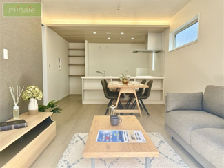 【居間・リビング】 | 小学校６分　オール電化　太陽光発電　宅配ボックス　1号棟　東初富 | 広々リビングでゆとりの住空間♪ご家族と過ごすのにピッタリです♪