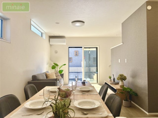 【居間・リビング】 | 小学校６分　オール電化　太陽光発電　宅配ボックス　1号棟　東初富 | 広々リビングでゆとりの住空間♪ご家族と過ごすのにピッタリです♪