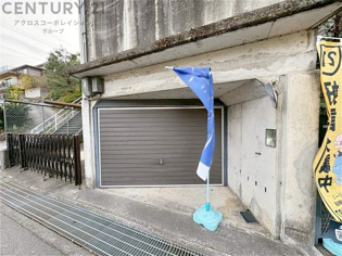 車庫付き　天井があり、雨風から愛車を守ってくれます。
