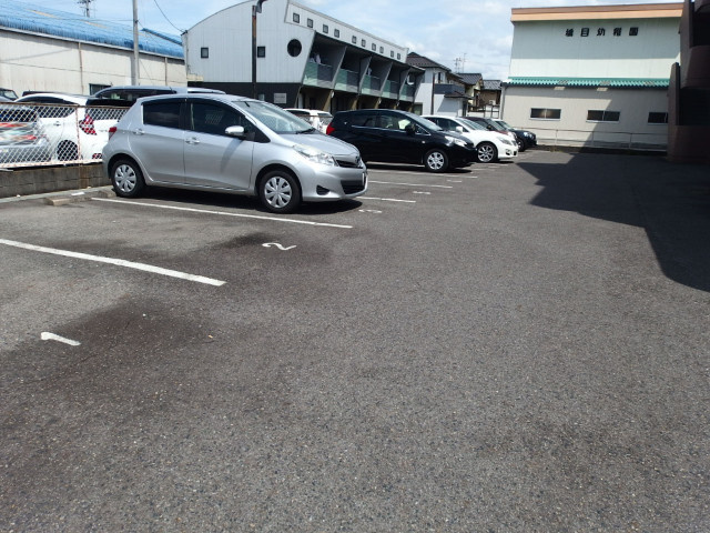 マンションリバーストーンの駐車場