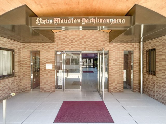 ライオンズマンション八幡山のエントランス