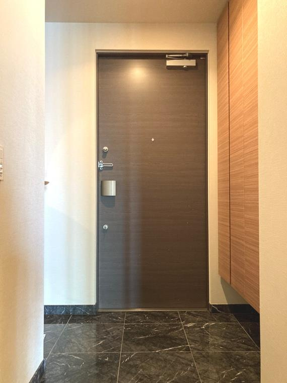 川崎ゲートタワーの玄関|収納もある玄関です