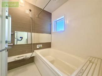 【浴室】 | 小学校６分　オール電化　太陽光発電　宅配ボックス　2号棟　東初富 | ゆったりくつろげる1坪タイプの浴室で、贅沢なバスタイムを♪