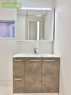 【独立洗面台】 | 小学校６分　オール電化　太陽光発電　宅配ボックス　2号棟　東初富 | 収納たっぷり＆機能的！3面鏡の化粧台でスッキリとした洗面空間を実現♪