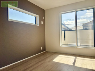 【洋室】 | 小学校６分　オール電化　太陽光発電　宅配ボックス　2号棟　東初富