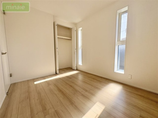 【洋室】 | 小学校６分　オール電化　太陽光発電　宅配ボックス　2号棟　東初富