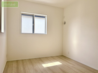 【洋室】 | 小学校６分　オール電化　太陽光発電　宅配ボックス　2号棟　東初富