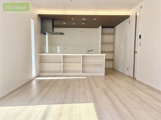 【居間・リビング】 | 小学校６分　オール電化　太陽光発電　宅配ボックス　2号棟　東初富 | 陽光がたっぷり差し込む。開放的なリビング♪