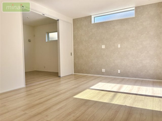 【居間・リビング】 | 小学校６分　オール電化　太陽光発電　宅配ボックス　2号棟　東初富 | 広々リビングでゆとりの住空間♪ご家族と過ごすのにピッタリです♪