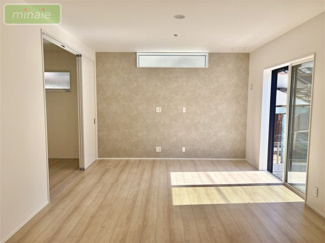 【居間・リビング】 | 小学校６分　オール電化　太陽光発電　宅配ボックス　2号棟　東初富 | 陽光がたっぷり差し込む。開放的なリビング♪