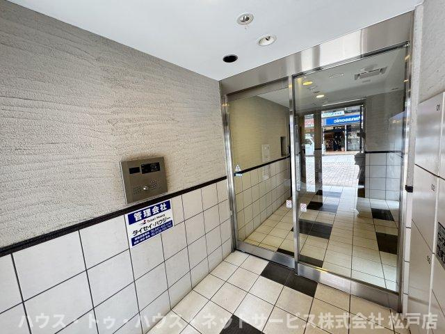 第17シントウキョウビルのエントランス