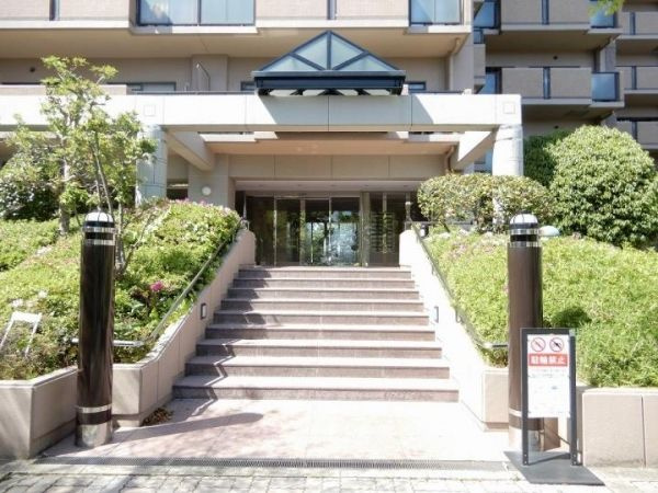 セントポリア北大阪ヴィゾン弐番館のエントランス