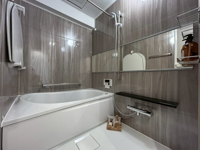 桂グリーンマンションの浴室|壁面はお洒落なパネルの癒しの空間で一日の疲れを癒してくれます。