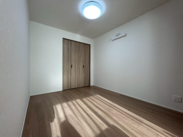 桂グリーンマンションの洋室|洋室5.0帖
リビングから繋がるお部屋は寝室としても使いやすくなっております。