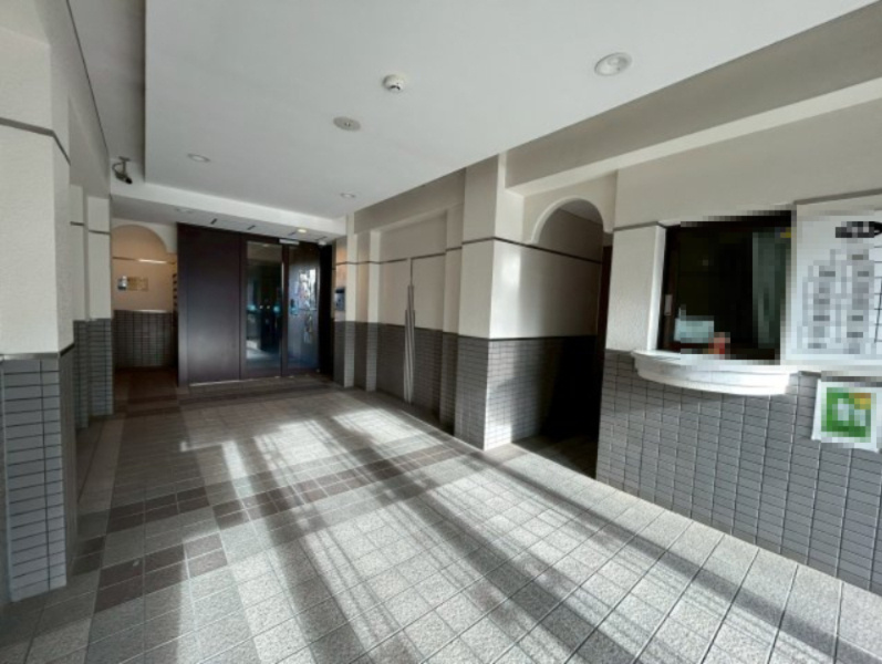 桂グリーンマンションのエントランス|管理人室のあるエントランス