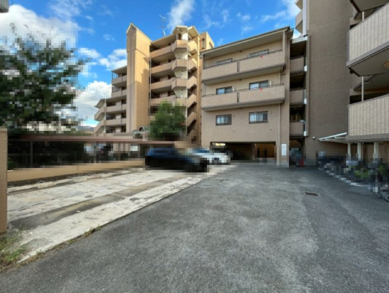 桂グリーンマンションの駐車場|敷地内駐車場ございます！空き状況についてはお問合せください。