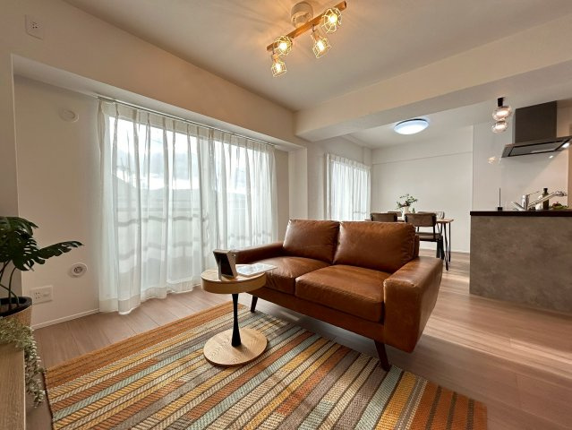 桂グリーンマンションの居間・リビング|15.4帖のリビングダイニングは、ご家族の団らんを見渡せるのに丁度よい広さとなっております。