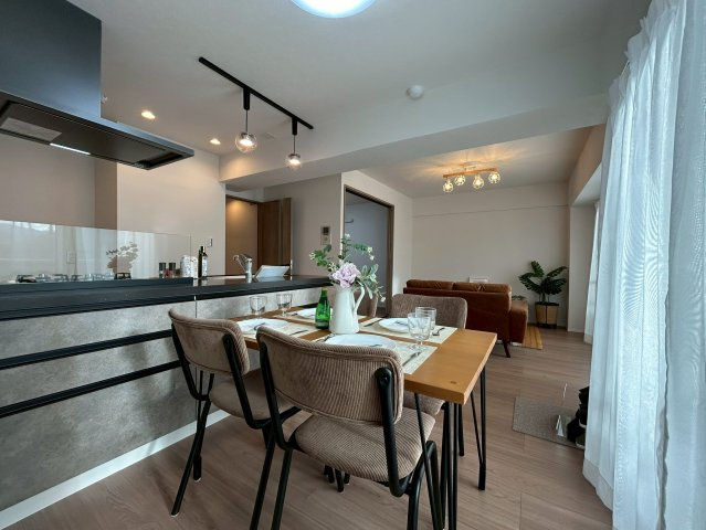 桂グリーンマンションのダイニング|お洒落なカウンターキッチン前にはシックな家具がとても映えます。