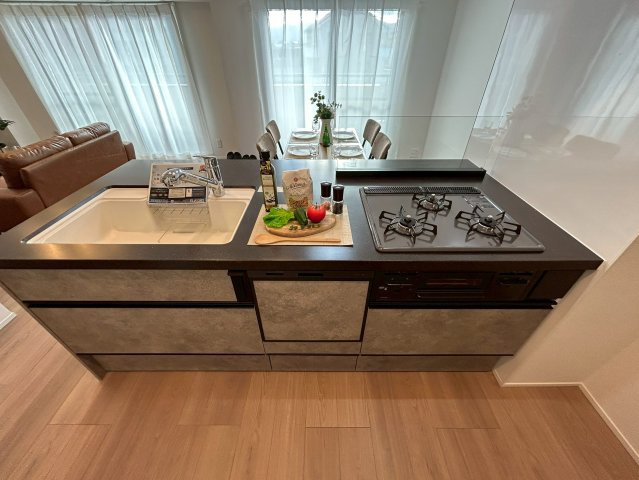 桂グリーンマンションのキッチン|食器洗乾燥機、三口ガスコンロと家事もはかどる設備がそろったシステムキッチン！