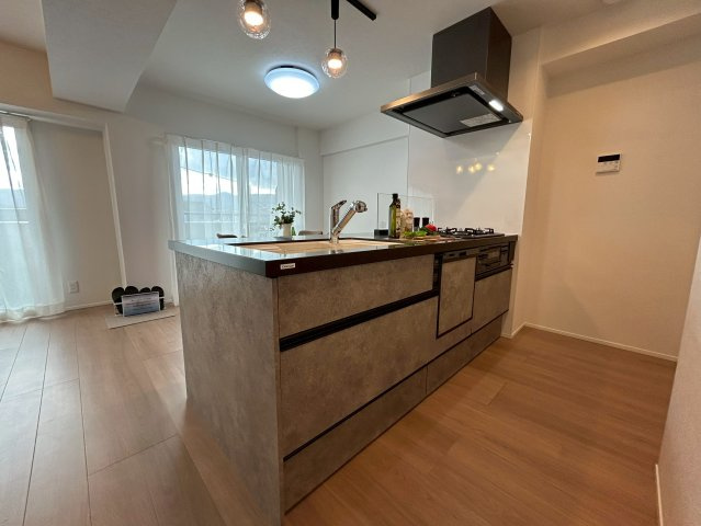 桂グリーンマンションのキッチン|前面フラットのカウンターキッチンで解放感あるキッチンフロアとなっております！