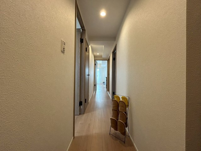 桂グリーンマンションの玄関|玄関前の廊下から、全てのお部屋への動線がございます(^^)/