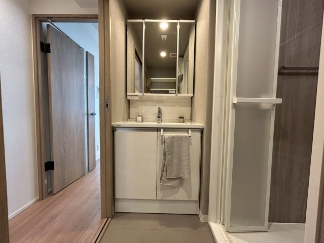 桂グリーンマンションの独立洗面台|三面鏡付洗面化粧台