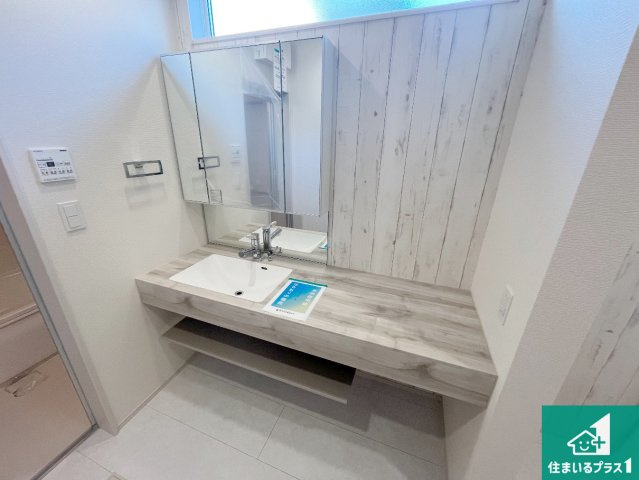 姫路市北平野南の町　新築一戸建ての独立洗面台|清潔感のある洗面台です。フラットな鏡は掃除がしやすく毎日清潔！鏡裏には収納があるのでスッキリとした洗面台が保てます。