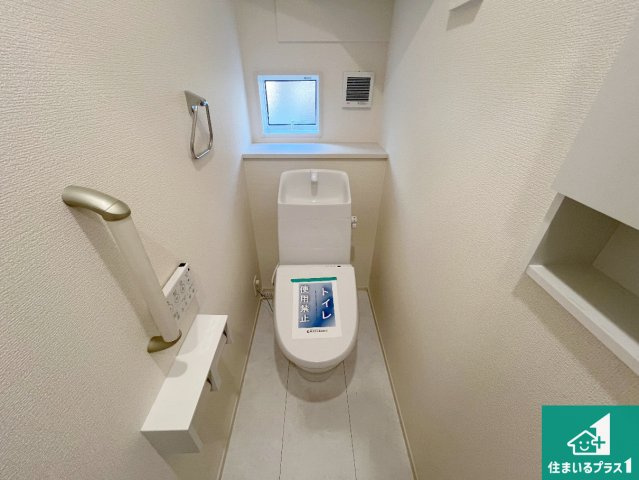 姫路市北平野南の町　新築一戸建てのトイレ|1・2階の2ヶ所にあるので、朝の忙しい時間の順番待ちもなく、深夜の利用にも大変便利です。
