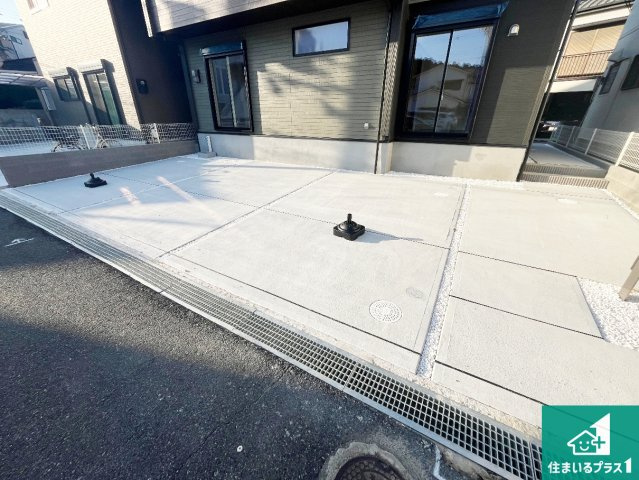 姫路市北平野南の町　新築一戸建ての駐車場|並列３台駐車可能！ゆとりの駐車スペースで車庫入れもスムーズ！