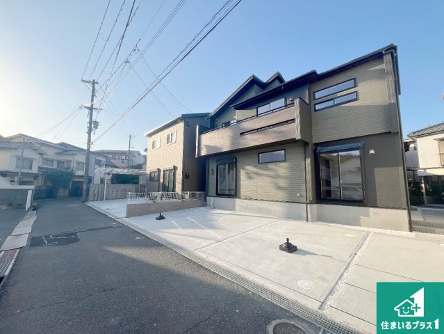 姫路市北平野南の町　新築一戸建ての前面道路含む現地写真|周辺は閑静な住宅街！前面道路広々で車の出し入れも便利です。駐車が苦手な方でも安心して車庫入れできます！
