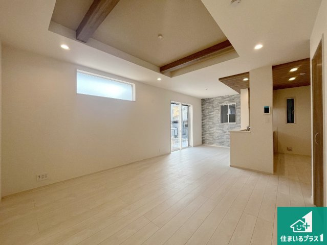 姫路市北平野南の町　新築一戸建ての居間・リビング|日当たり良好の明るいリビングで朝の目覚めもスッキリできそう！対面キッチンでご家族のコミュニケーションも自然と増える設計！小さなお子様が遊ぶスペースを作っても広々とくつろげるLDK！