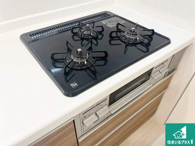 姫路市北平野南の町　新築一戸建ての設備|ダブル高火力Ｓｉセンサー付きコンロ！３口あるので、まとめて料理をする時も大活躍！