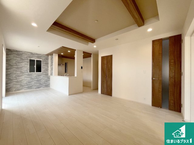 姫路市北平野南の町　新築一戸建ての居間・リビング|日当たり良好の明るいリビングで朝の目覚めもスッキリできそう！対面キッチンでご家族のコミュニケーションも自然と増える設計！小さなお子様が遊ぶスペースを作っても広々とくつろげるLDK！