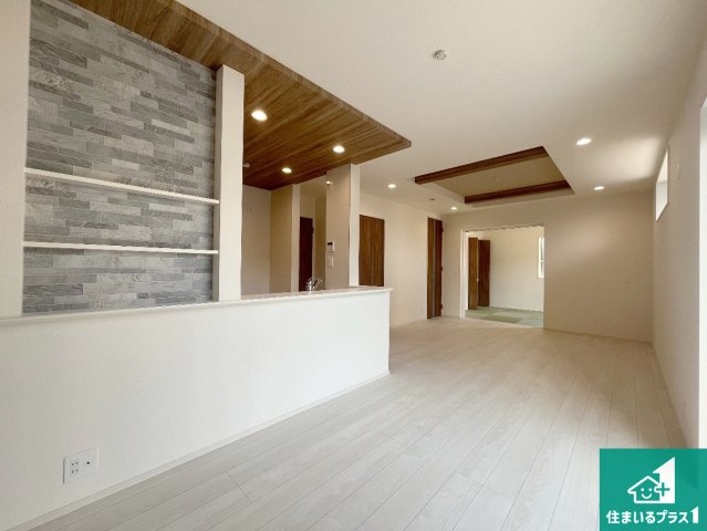 姫路市北平野南の町　新築一戸建ての居間・リビング|明るいリビングで朝の目覚めもスッキリできそう！対面キッチンでご家族のコミュニケーションも自然と増える設計！小さなお子様が遊ぶスペースを作っても広々とくつろげるLDK！