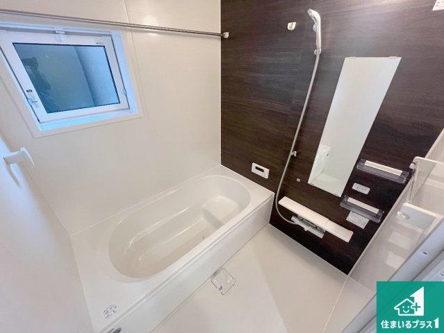 姫路市北平野南の町　新築一戸建ての浴室|足をゆったり伸ばして寛げる浴槽です。窓が設けられていますので差し込む光が明るく穏やかな雰囲気にしてくれます♪浴室乾燥機も設置しているので、雨の日の洗濯物も安心です♪